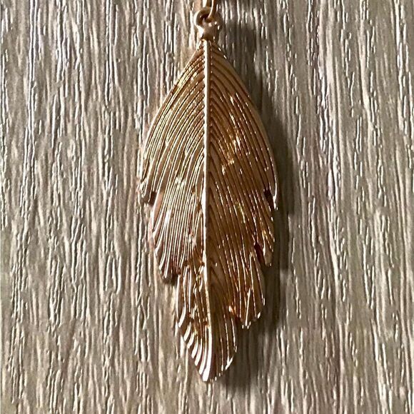 NWOT … Gold LEAF Pendent Necklace - Picture 2 of 2